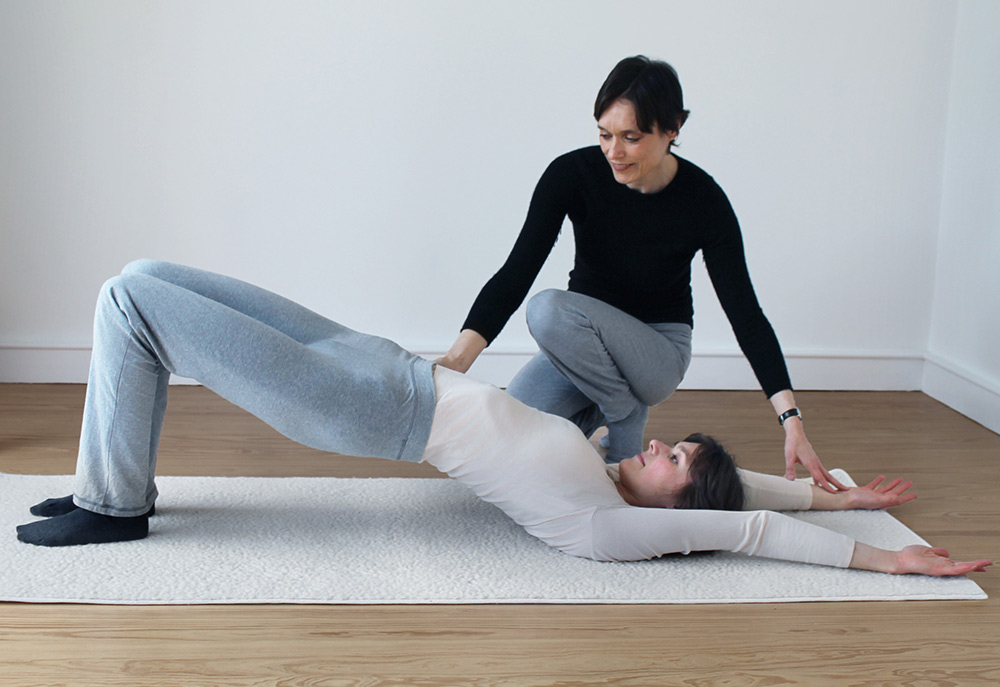 Frauke Bögemann zeigt Yoga-Übung