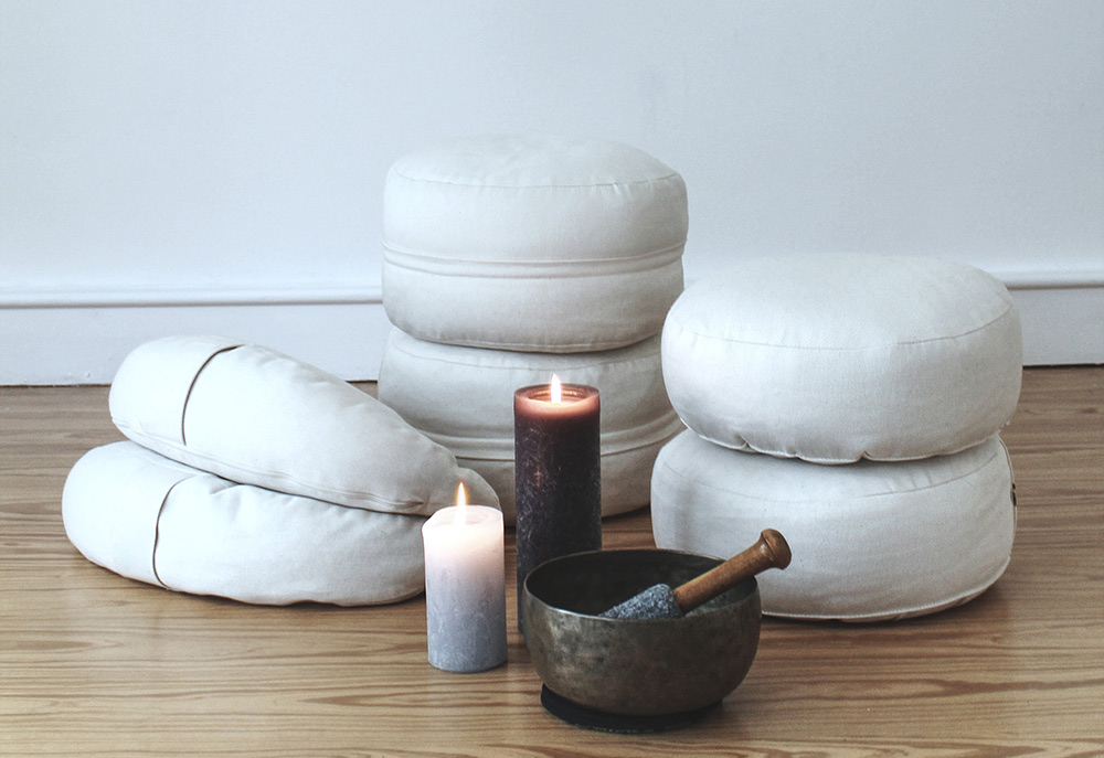 Medikissen, Kerzen und Klangschale