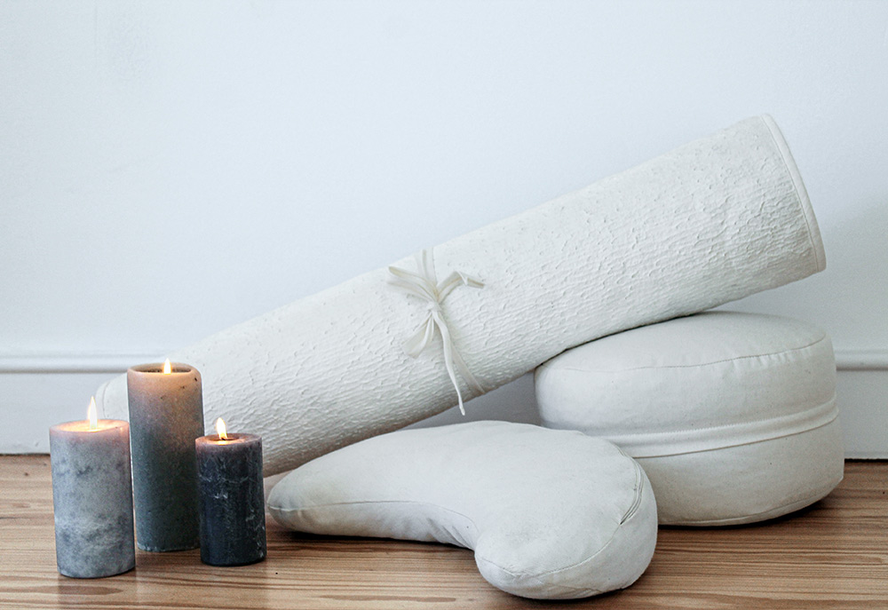 Yogakissen und Kerzen